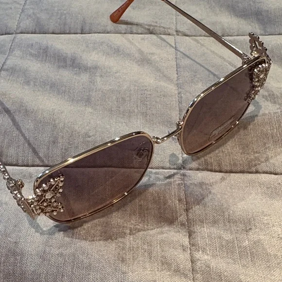 Elegant Gold Polarized Sunglasses Butterflies Crystal Accents New with case - Picture 4 of 10